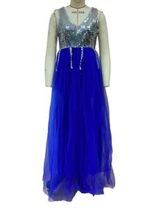 Détail du corsage à paillettes argentées et col en V sur robe de soirée en tulle bleu