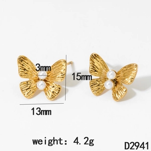 Vue détaillée de boucles d'oreilles papillon dorées avec dimensions 15mm x 13mm et perles