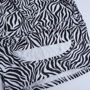 Détail du tissu à motif zèbre avec un anneau métallique et une découpe ajourée élégante