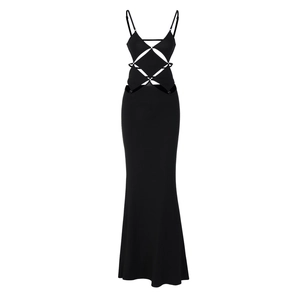 Elegante abito lungo nero senza schiena con eleganti con dettagli ritagliati per la sera