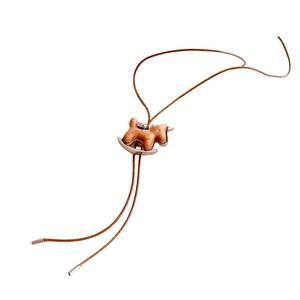 Collier rétro avec pendentif cheval à bascule en bois et cordon en cuir marron