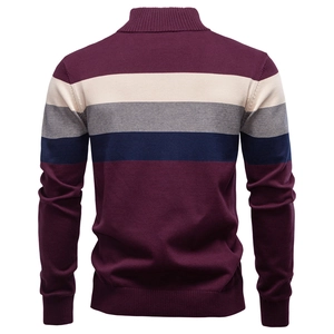 Détail du dos d'un pull en maille bordeaux avec des rayures horizontales colorées
