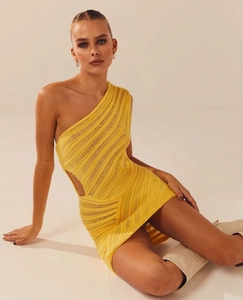 Détail de la robe en tricot jaune à une épaule avec découpe à la taille et texture côtelée