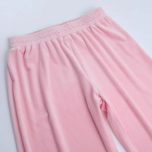 Dettaglio di pantaloni in velluto rosa con comodo elastico in vita e morbida consistenza