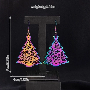 Macro di orecchini ad albero di Natale cavi colorati con dettagli di 7cm di lunghezza e 4g