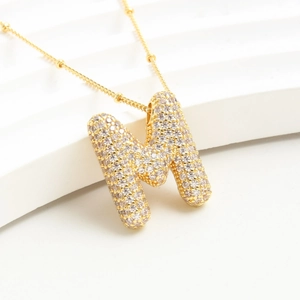Collana placcata oro con ciondolo lettera M e zirconi scintillanti incastonati a mano