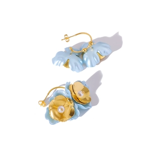 Orecchini retrò placcati oro 18k con petali azzurri e dettaglio di perla bianca