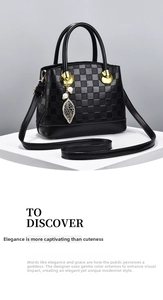 Détail du sac à main noir en similicuir avec motif damier et pendentif perle feuille