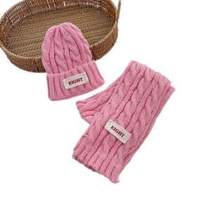Rosa Zopfmuster-Winterset für Kinder mit Mütze und Schal und Buchstaben-Aufnäher