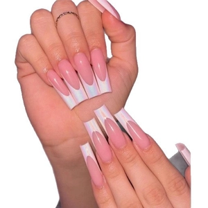Unghie finte French lunghe squadrate con punte bianche olografiche e base rosa
