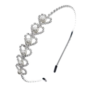 Dettaglio del cerchietto in argento con perle, cuori traforati e strass scintillanti