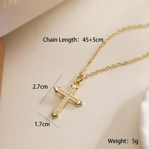Dettaglio della collana con ciondolo a croce placcata oro 18K con misure e catena a O