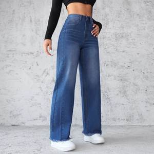 Gedetailleerd overzicht van high-waist wide-leg jeans met natuurlijke wassing en zoom