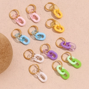 Orecchini a catena in acrilico colorato con anelli placcati oro 18K in varie tonalità