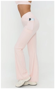 Détail du pantalon de yoga évasé à taille haute avec poche latérale pratique