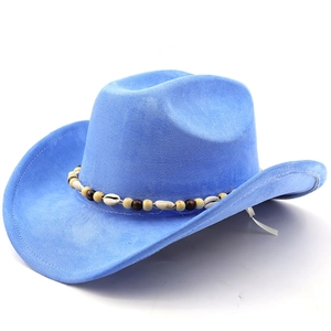 Détail d'un chapeau de cow-boy en daim bleu ciel avec bande décorative en perles et coquillages