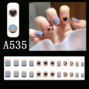 Detail von A535 blauem Farbverlauf Press-on-Nägeln mit schwarzen Herzen und French-Tips
