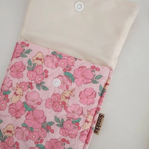 Detail der rosa gesteppten Aufbewahrungstasche mit Blumenmuster und Druckknopfverschluss