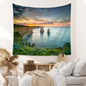 Vue détaillée d'une tapisserie bohème de paysage côtier au coucher du soleil pour chambre