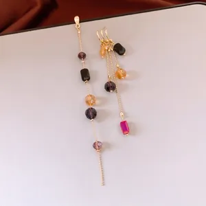 Asymmetrische Quastenohrringe im Ethno-Stil mit bunten Perlen und Goldketten