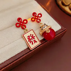 Asymmetrische Neujahrs-Ohrringe mit Glückskatze, Mahjong-Stein und rotem Knoten