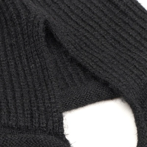 Dettaglio macro del tessuto a maglia a coste nere con trama spessa in misto lana