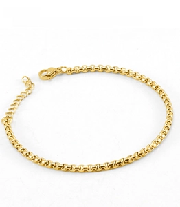 Macro detail of 18K gold-plated stainless steel chain with secure lobster clasp