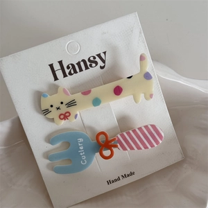 Détail du set de barrettes chat mignon et couverts avec cuillère rose et motif de chat