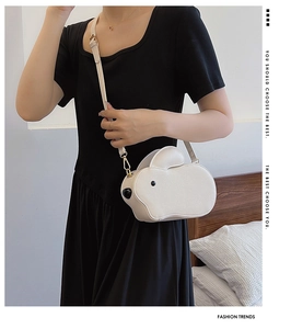 Détail du sac bandoulière blanc en forme de lapin en similicuir PU avec bandoulière assortie