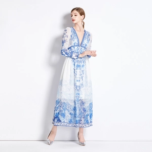 Robe longue à imprimé fleuri bleu avec col en V profond et manches longues style élégant