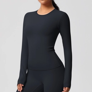 Gros plan sur le haut de sport noir à manches longues montrant la texture élastique sans couture