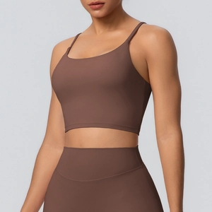 Détail de l'ensemble de yoga marron café avec bretelles croisées et legging taille haute
