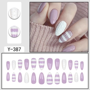 Faux ongles amande violets et blancs avec motif tricoté 3D et design à rayures