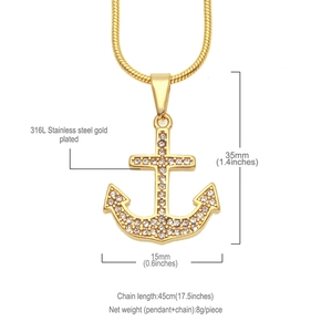 Vue macro du pendentif ancre en acier inoxydable doré 316L avec strass et dimensions