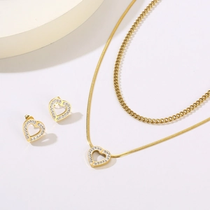 Vista dettagliata del set di gioielli d'oro con collana a doppio strato e ciondolo cuore
