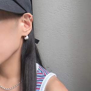 S925 silver teardrop hoop earrings and beaded chain necklace set on female model