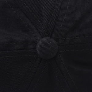 Makroaufnahme der Baseballkappe aus Baumwoll-Twill mit genähtem Knopf oben am Kopfteil