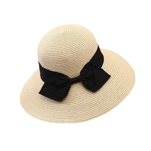 Elegante cappello da sole in paglia a tesa larga con nastro nero per vacanze al mare