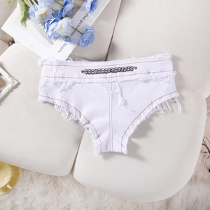 Dettaglio degli shorts in denim bianco con strass e bordi sfilacciati