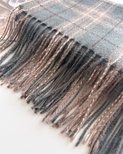 Vue détaillée d'une écharpe à carreaux imitation cachemire avec franges et tissage gris beige