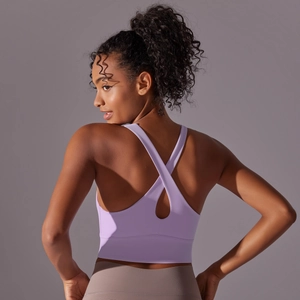 Détail de la brassière lilas avec bretelles croisées et découpe dorsale en goutte d'eau