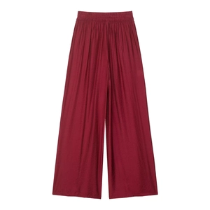 Détail d'un pantalon large bordeaux à taille haute en satin brillant