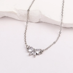 Vue détaillée d'un pendentif papillon argenté avec zircons marquise et chaîne fine en O