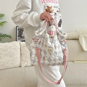 Sac fourre-tout matelassé avec motif ours et bandoulière rose réglable