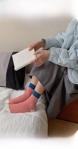 Chaussettes rayées style japonais avec rayures rouges et blanches et bords bleu marine