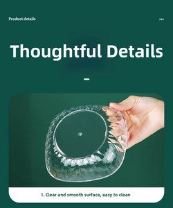 Détail montrant la transparence et la texture taillée en diamant de l'assiette cristal
