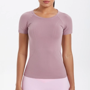Dettaglio della trama a maglia senza cuciture e mesh traspirante sulla maglia sportiva