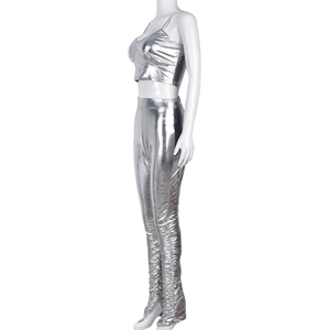 Detail eines silbernen Metallic-Zweiteilers mit kurzem Top und geraffter langer Hose