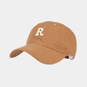 Dettaglio del cappellino da baseball in cotone twill kaki con toppa bianca a lettera R