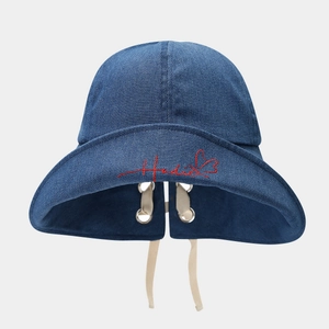 Dunkelblauer Denim Anglerhut mit roter Stickerei und Baumwollkordel für den Sonnenschutz